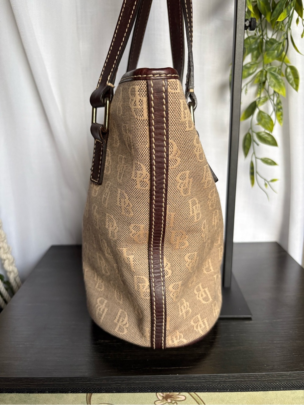 Vintage Dooney & Bourke Monogram Canvas Bucket Tote Bag Tan Brown 1975 Plate - Picture 4 of 12